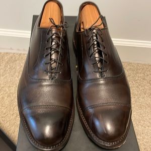 Handsome Allen Edmonds Oxford in dark brown! Well kept